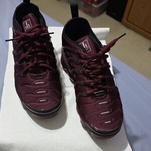 Nike Air Vapor Max Plus Men's Maroon Lightweight Running Sneakers